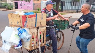 ELE GANHA 4000 POR MÊS CATANDO RECICLAGEM DE BICICLETA [upl. by Lekzehcey64]