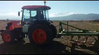 Tractor kubota 8540 trabajando con arado de vertedera de siete brazos en Granada [upl. by Hazard]