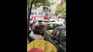 Guizhou fire truck be forced change the way in traffic jam [upl. by Arriet]