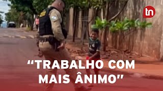 Policiais pausam ronda para jogar bola com crianças [upl. by Anasus]