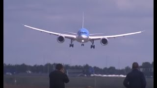 Piloot Dreamliner haalt grapje uit vliegtuigspotters in paniek [upl. by Burrow]