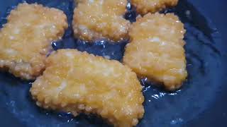 Nuggets de poulet frits dans la poêle avec de lhuile chaude [upl. by Malha547]