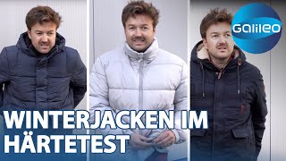 Winterjacken im Härtetest Daunen Polyester und Baumwolle im Vergleich  Galileo  ProSieben [upl. by Aizirk]