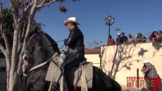 MARCO FLORES JALANDO LA BANDA EN SU CABALLO EN PICO RIVERA SPORTS ARENA [upl. by Anim699]