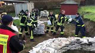 Feuerwehren sichern in Northeim Deich gegen Hochwasser [upl. by Sonitnatsok289]