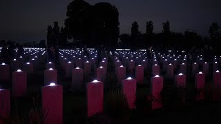 Débarquement  en Normandie des tombes illuminées en lhonneur des soldats [upl. by Sekoorb705]