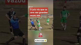 O juiz viu que o cara é muito grande correu kkk futebol [upl. by Aihsyak]