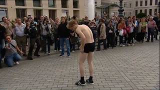 Matthias Schweighöfer Im Schlüpper durchs Brandenburger Tor [upl. by Lucilia]