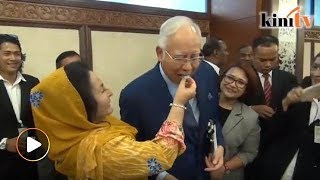 Kejutan Rosmah buat Najib di Parlimen [upl. by Arramat]