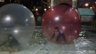 Niños jugando con BOLAS GIGANTES AGUA children playing in the water Parque de diversiones para Niños [upl. by Attenod12]