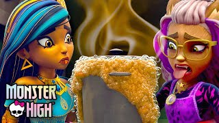 Cleo Has a Gross Surprise For Clawdeen  Monster High [upl. by Horatio]