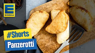 Panzerotti mit Tomate Mozzarella  Italienisches Teigtaschen Rezept SHORTS [upl. by Wyatan]