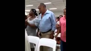 Hombre Bailando Arremangala Arrempujala en una Iglesia Cristiana [upl. by Serica]