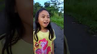 Riska Vlog Makan Es Krim Kepedasan Satu Satu Aku Makan Es Krim [upl. by Tehc359]