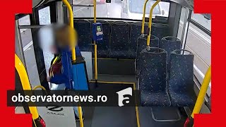 Momentul inexplicabil când o tânără sparge cu piciorul uşa unui autobuz din Cluj Apoi a coborât [upl. by Siuoleoj]