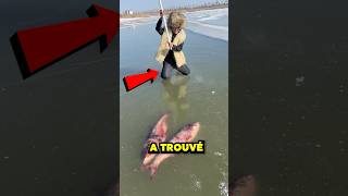 Ce garçon a trouvé du poisson congelé dans la glace 😨 [upl. by Atilrac652]