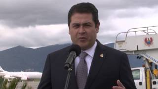 Presidente de Honduras llegó a Colombia para asistir a la posesión del Presidente [upl. by Adnahsar962]