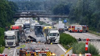 Horrorunfall auf A2 bei Burg fordert 2 Tote  LKWs brennen  Gasflaschen explodieren [upl. by Colson599]