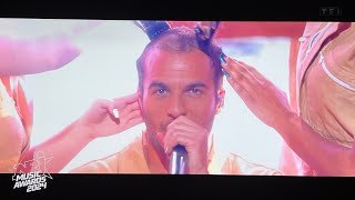 NRJ Music Awards 2024  Amir se fait raser la tête en direct un geste fort qui touche le public [upl. by Akcebar]