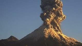 Ã‰ruption du volcan Colima au Mexique [upl. by Niall]