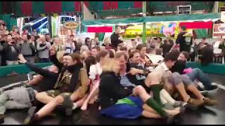 Münchner Oktoberfest 2017 Teufelsrad Pärchenfahrt Traditionelles Fahrgeschäft auf der Wiesn [upl. by Acinomal]