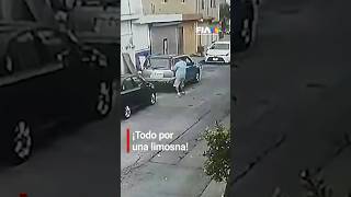 Este sujeto destruyó la ventana de un vehículo porque presuntamente el dueño se negó a darle dinero [upl. by Yecac831]