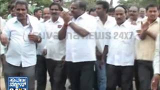 Atirathara Akhada  H D Kumaraswamy  Seg  1  24 Apr 13  Suvarna News [upl. by Lleumas]