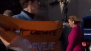 Demonstranter springer ind foran Mette Frederiksen og kommer med tilråb mod Inger Støjberg [upl. by Arreip439]