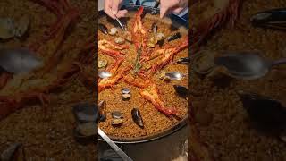 Paella de mariscos  BARCELONA  ManÃ¡ 75 [upl. by Nnazil84]