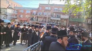 Skver Rebbe Arriving At the Levaya of his brother in law Rachmastrivka Rebbe [upl. by Ydnys296]