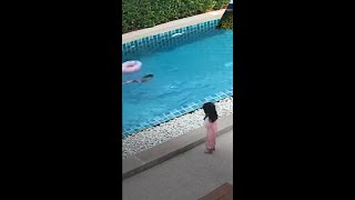 La bambina piccola cade in piscina e rischia di annegare 😱 shorts [upl. by Rosenzweig]