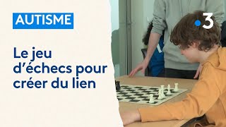 Les vertus du jeu déchecs pour les enfants autistes  quotça leur permet de créer du lienquot [upl. by Losyram]