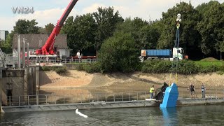 22082023  VN24  Arbeitsboot versinkt in der Ruhr  Bergung mit über 55 Meter Kranauslage [upl. by Cacilia]