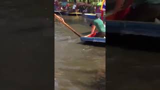 Cae de trajinera en Xochimilco y pierde la vida [upl. by Nirroc]