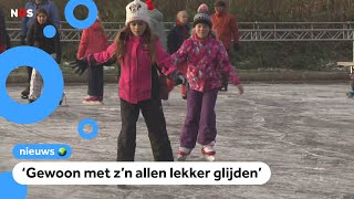 Schaatsplezier Eerste kinderen schaatsen op natuurijs [upl. by Gitel669]