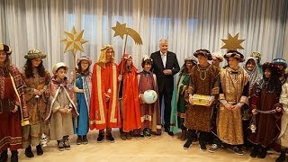 30122013 Sternsinger aus der Diözese Passau zu Besuch bei Ministerpräsident Horst Seehofer [upl. by Drofla181]