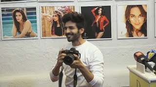 Kartik Aryaan Takes Photos Of Media At Dabboo Ratnani Calendar 2019 Launch [upl. by Nesto724]