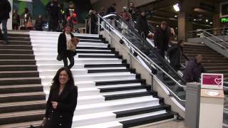 Gare Montparnasse la SNCF transforme des escaliers en piano [upl. by Ester]