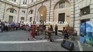 NGAMEN DI LUAR NEGERI PAKAI ANGKLUNG [upl. by Lucie558]