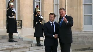 Le président roumain reçu par Emmanuel Macron à lElysée [upl. by Antonio]