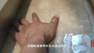 橱柜内冒水出来，拆橱柜直接定位到漏水点，修水管就是这么简单！ [upl. by Jsandye908]