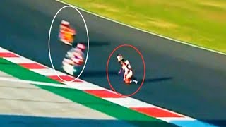 Arón Canet cade e si ritrova tra le moto che sfrecciano a tutta velocità  Moto 2  Portugal 2020 [upl. by Phonsa550]