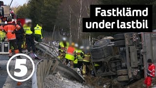 Vägens hjältar  Fastklämd lastbilschaufför efter krasch med buss [upl. by Westfahl918]