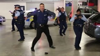 El baile de la policía kiwi que enloquece a internautas [upl. by Aicilyt]