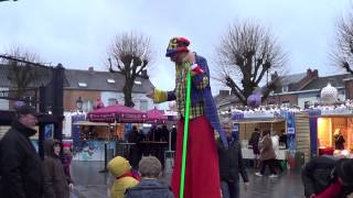 Echassier artiste de rue clown mime marchés de Noël BraderieBrocante [upl. by Gerlac110]