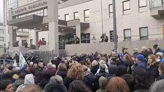 Potenza senza acqua da mesi cittadini protestano davanti alla Regione Basilicata [upl. by Kuster879]