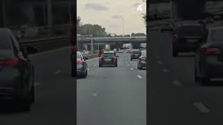 Persoon hangt uit rijdende auto op A10 [upl. by Bluh]