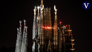 La Sagrada Família ilumina las torres de los Evangelistas por primera vez [upl. by Amada702]