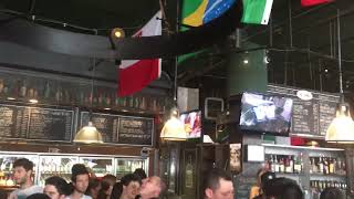 Brasileiros cantando evidências na gringa em vancouver Canadá [upl. by Ylatfen]