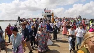 Miles de peregrinos participan un año más en la romería de El Rocío [upl. by Ramhaj]